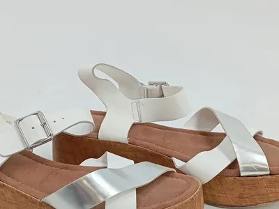 Tamaris Plateausandalen Damen Leder Weiß Gr. 38 Metallic Schnalle 6cm