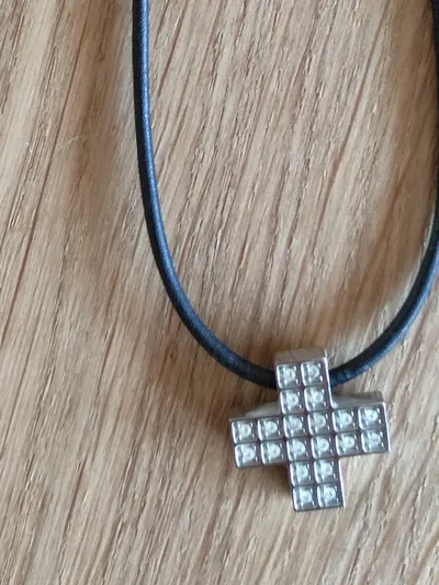 Fossil Damen Halskette Leder Kreuz Anhänger Schwarz Strass Alltag