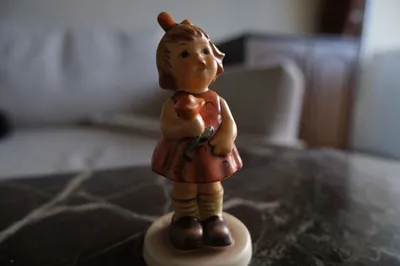Goebel Mädchen mit Blume Porzellan Dekofigur Rot 10,5cm Traditionell