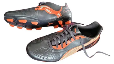 PUMA V5.11 Herren Fussballschuhe Gr. 42.5 Grau Sportlich Logo Kunststoff