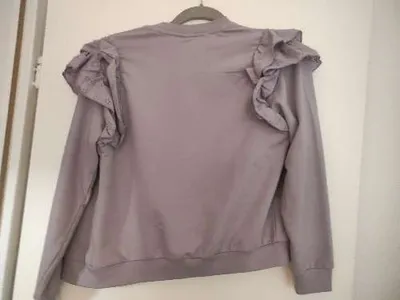 VRS Sweatjacke Mädchen Gr. 146/152 Lila Rüschen Schulter Cardigan