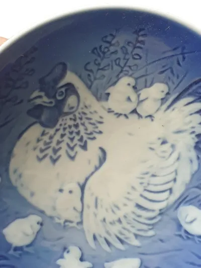 Bing & Grøndahl Mors Dag 1990 Sammelteller Henne Hahn Porzellan Blau 15cm