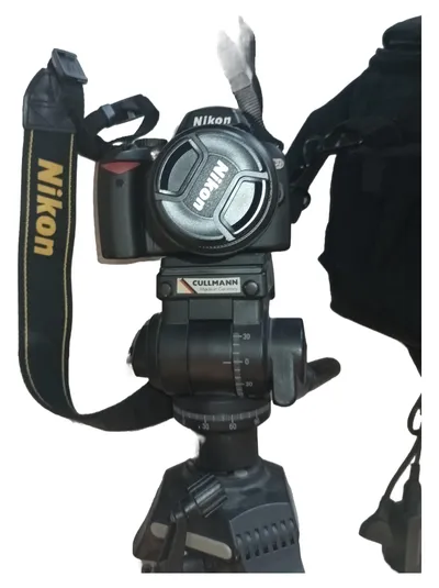 Nikon D60 DSLR Kamera Set mit Objektiv Stativ Tasche Zubehör Schwarz
