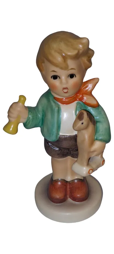 Goebel Junge mit Trompete und Holzpferd Figur Mehrfarbig 9cm