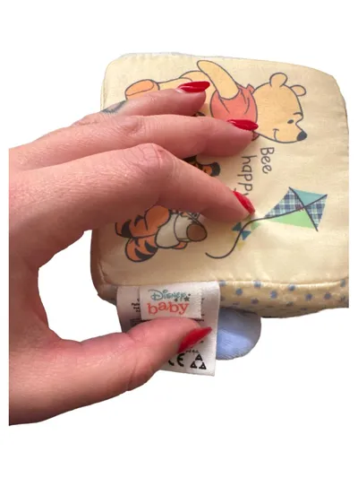 Disney Baby Stoffbuch Winnie Puuh Tigger Bee Happy Fühlbuch mit Clip