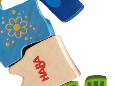 HABA Holz-Kleidungsperlen Schnurspiel Kleider-Set Mehrfarbig Motorikspielzeug