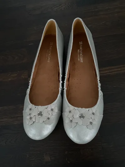 Naturalizer Damen Ballerinas Gr. 41 Silber mit Blumenapplikation