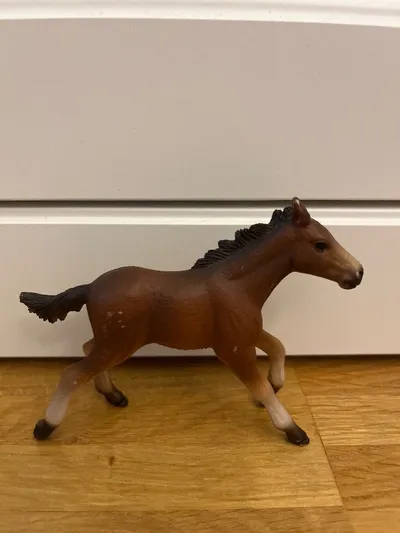 Schleich Fohlen Brauner Hengst Pferd Spielfigur Bauernhof Farm World
