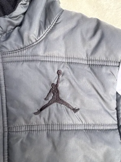 Jordan Kinder Steppjacke mit Kapuze Gr. 147 Grau Sportlich
