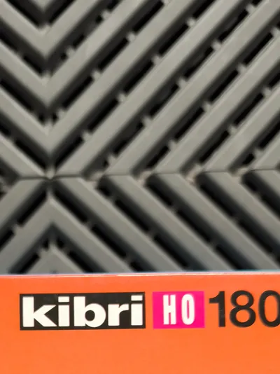 Kibri H0 18018 Traktor mit Anhänger Modellbausatz Militär Oliv 1:87
