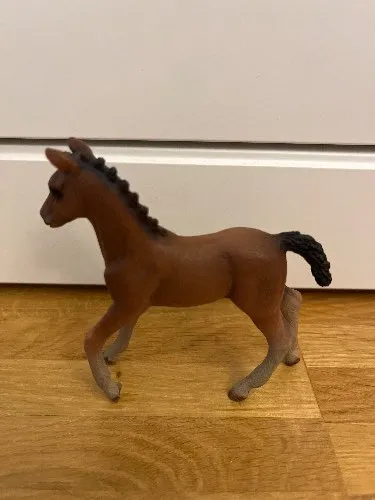 Schleich Hannoveraner Fohlen Braun Pferd Spielfigur Horse Club