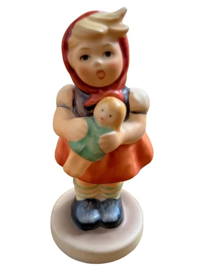 Goebel Hummel Figur Mädchen mit Puppe W. Germany Porzellan 9 cm