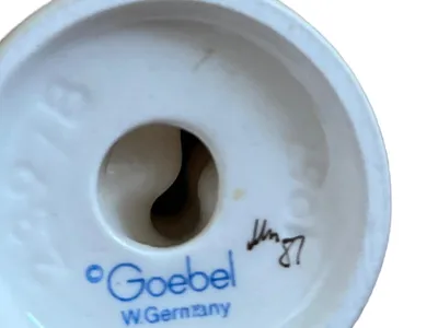 Goebel Hummel Figur Mädchen mit Puppe W. Germany Porzellan 9 cm