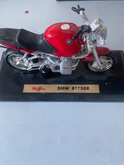 Maisto BMW R1100R Motorrad Modell Rot 16cm Sammlerstück
