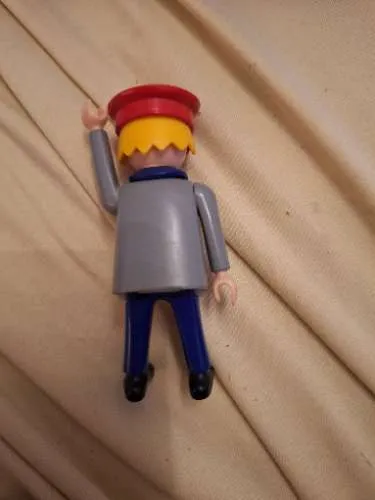 Playmobil Figur Schaffner Busfahrer mit roter Mütze PM Logo grau blau